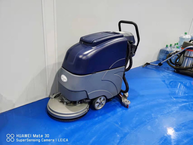明澔模具环氧地坪使用手推式洗地机和驾驶式洗地机